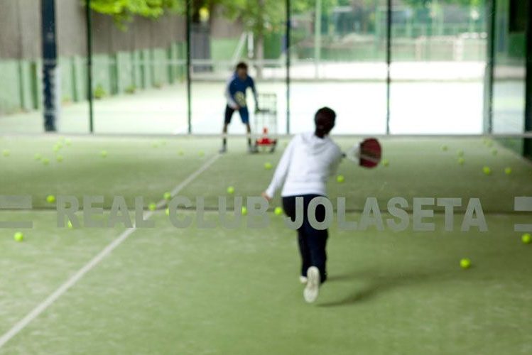 Pistas de padel en El Real Club Jolaseta
