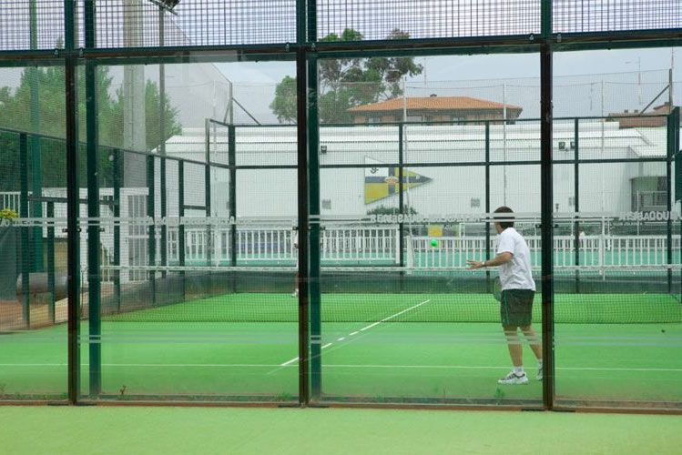 Pistas de padel en El Real Club Jolaseta